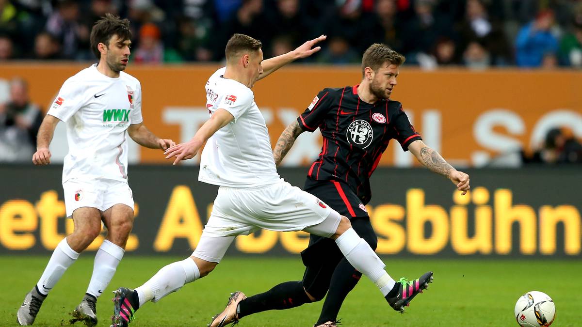 wie die Zuschauer der Partie zwischen Augsburg und Frankfurt