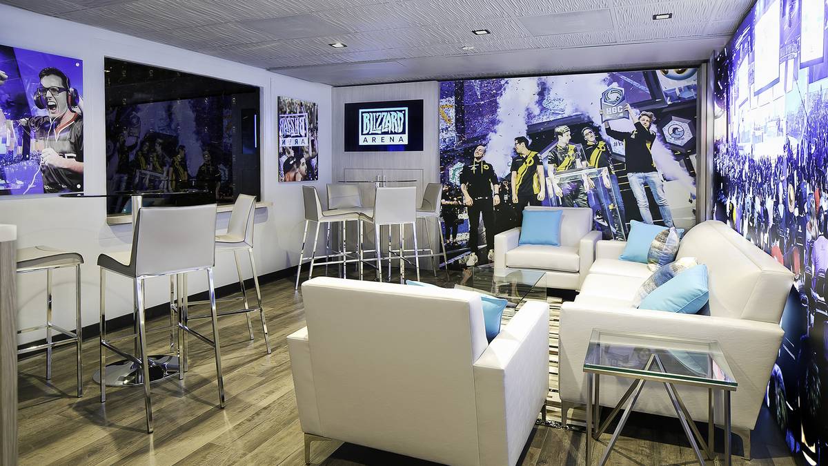 ...welche mit Sofas und TV-Geräten ausgestattet sind.