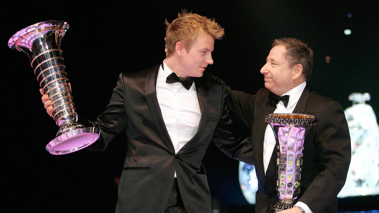Formel 1: 2007 Formula one World Champion Kimi Rai Kimi Räikkönen (l.) und der damalige Ferrari-Teamchef Jean Todt (r.) mit den Trophäen für die Fahrer- und Konstrukteursweltmeisterschaft 2007