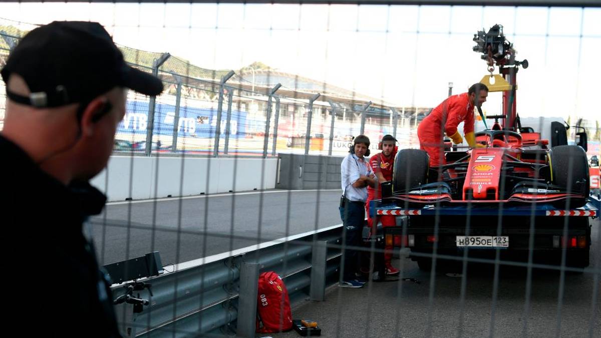 Das Auto von Sebastian Vettel musste von der Strecke abgeschleppt werden