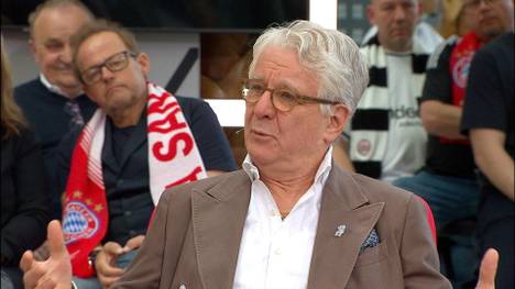 Marcel Reif zählt im STAHLWERK Doppelpass die Fehler der Bayern in der Vergangenheit auf und setzt zum Monolog an.