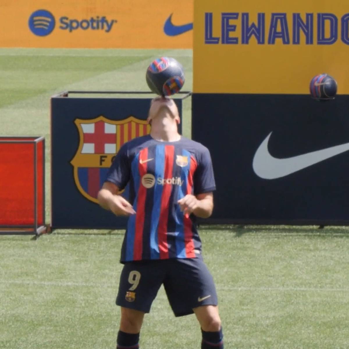 Lewandowski macht Barca-Ikone nach