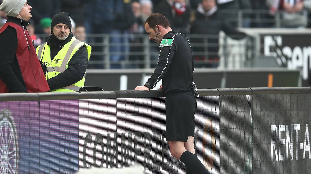 In der 60. Minute steht da Costa wieder im Fokus. Nach einem vermeintlichen Foul von ihm an Hannovers Miiko Albornoz zeigt Referee Marco Fritz zunächst auf den Elfmeterpunkt. Doch der Video-Assistent schaltet sich ein und Fritz schaut sich die Szene noch einmal an. Statt Strafstoß gibt es eine Gelbe Karte für Albornoz