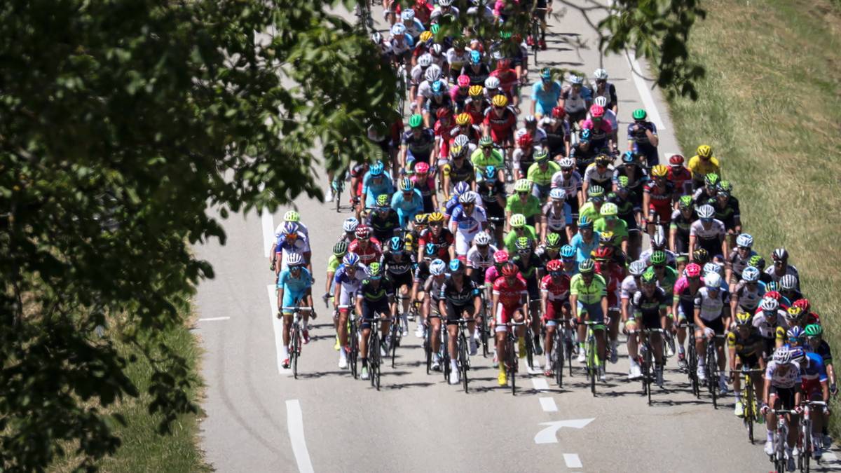 Das Team von Chris Froome kontrolliert die Geschwindigkeit im Hauptfeld - stets in Reichweite zu den Ausreißern. 