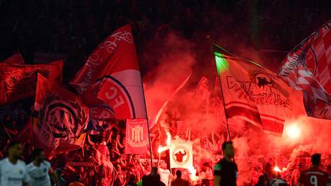 Beim Pokalfinale in Berlin hantierten Fans von Bayern und Frankfurt mit Pyro 