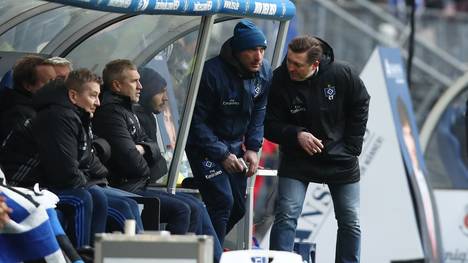 Thomas von Heesen (sitzend, mitte) ist Interims-Sportchef beim HSV