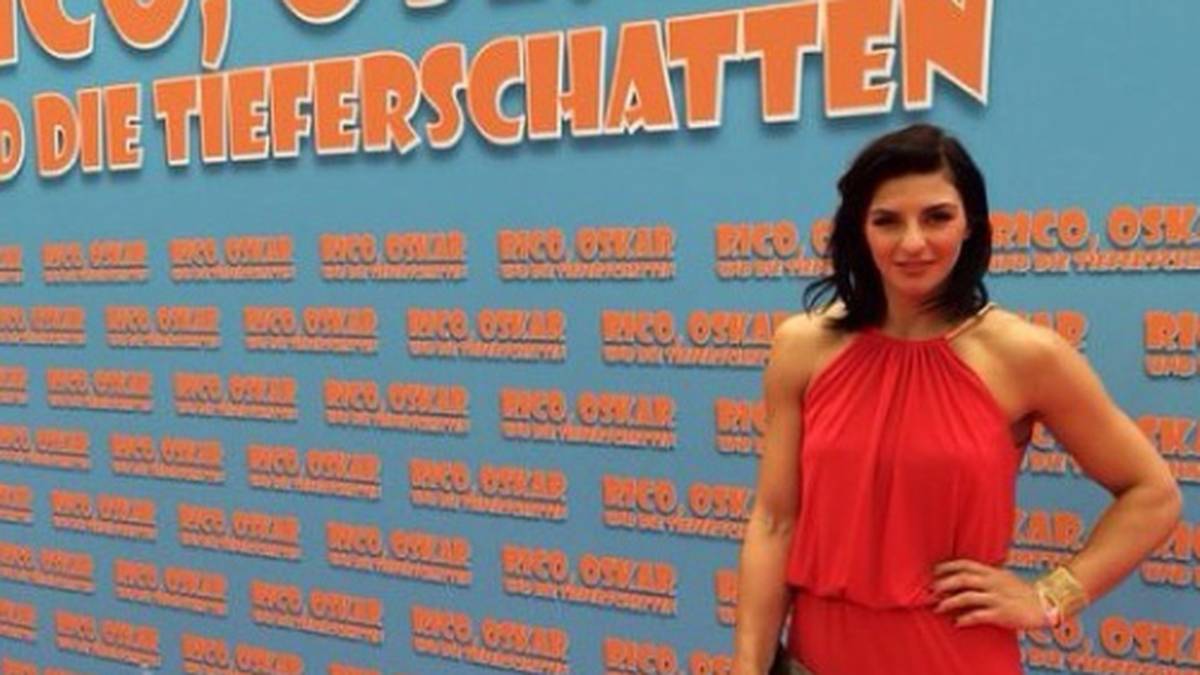 Ansonsten lässt sie sich aber auch gerne im roten Abendkleid auf Filmpremieren ablichten, wie hier in Berlin