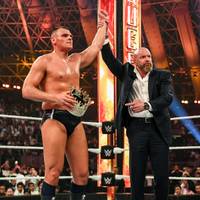 Österreich-Star Gunther krönt sich bei WWE zum King of the Ring und greift nun nach dem World Title - das Ende des Matches allerdings läuft schief.
