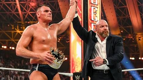 "Triple H" Paul Levesque überreichte Gunther die King-of-the-Ring-Krone