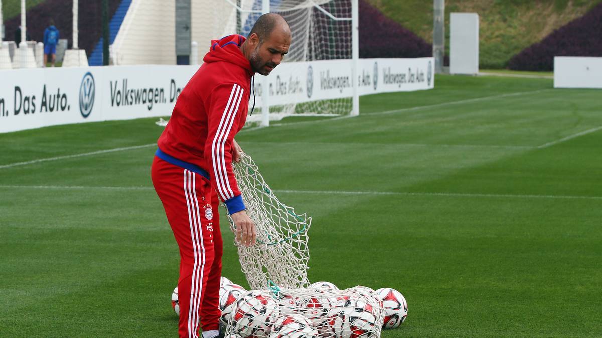 Währenddessen packt Trainer Pep Guardiola die Bälle aus...