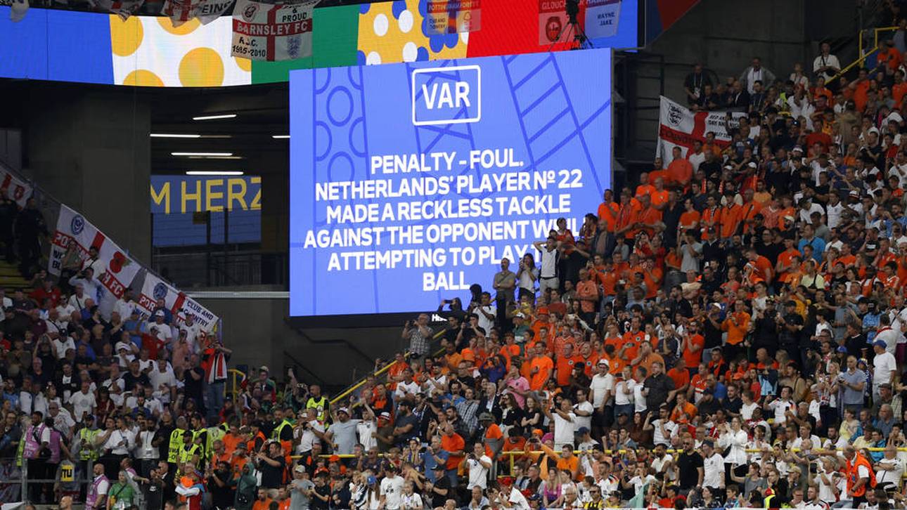 Auf der Videoleinwand wurde die Erklärung für die Elfmeterentscheidung eingeblendet