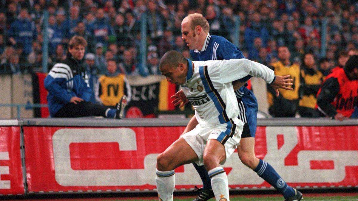 UEFA-CUP, VIERTELFINALE 1998 - INTER MAILAND: In der darauffolgenden Saison kommt es zur Neuauflage des Endspiels von 1997 - diesmal bereits im Viertelfinale. Beim 0:1 im Hinspiel im Giuseppe-Meazza-Stadion wird der brasilianische Superstar Ronaldo mit seinem Tor zum Spielverderber