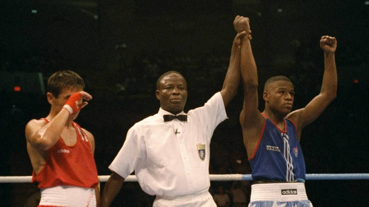 Höhepunkt von Mayweathers Amateurkarriere: Die olympische Bronzemedaille 1996 im Federgewicht nach einem abschließenden Sieg über Bakhtiyar Tileganev aus Kasachstan. Im Halbfinale kassierte er eine Niederlage gegen Serafim Todorow - Mayweathers bislang letzte bis heute. Noch im selben Jahr wird Mayweather Profi