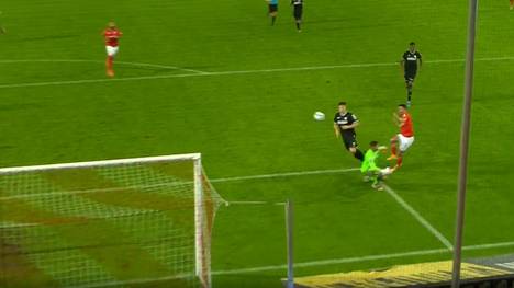 Der Hallescher FC und der SC Verl liefern sich ein episches Duell. Verl hadert am Ende aber mit einem Foulspiel.