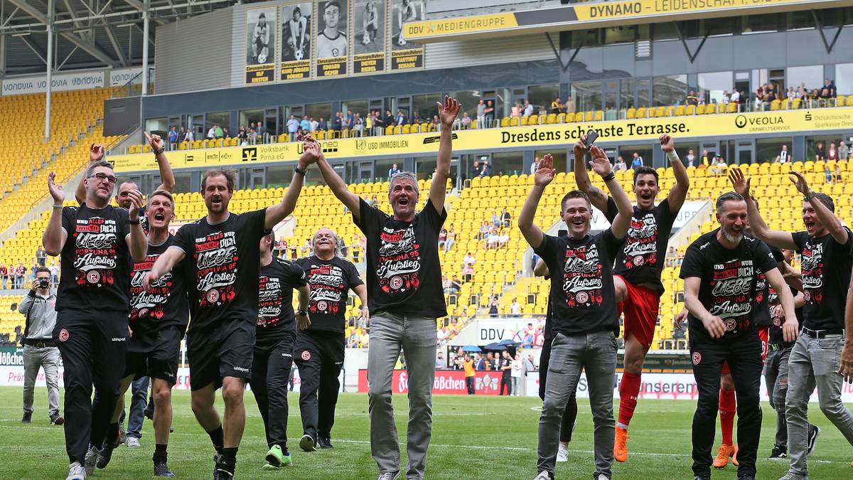 Funkel und das gesamte Team feiern minutenlang ausgelassen auf dem Spielfeld den besonderen Tag