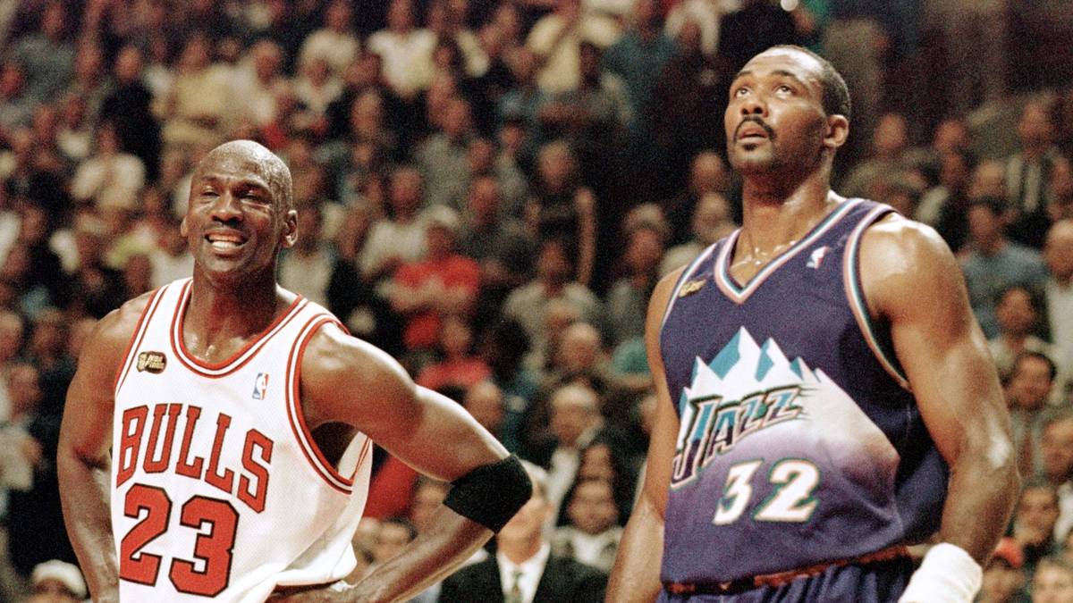 RANG 3 - CHICAGO BULLS vs. UTAH JAZZ: Echte Rivalen hatte GOAT Michael Jordan bei sechs Finals und keiner einzigen Niederlage eigentlich nicht, am nächsten kamen ihm die Jazz um Karl Malone (r.) und John Stockton. Zweimal zwangen sie "His Airness" in ein Spiel 6