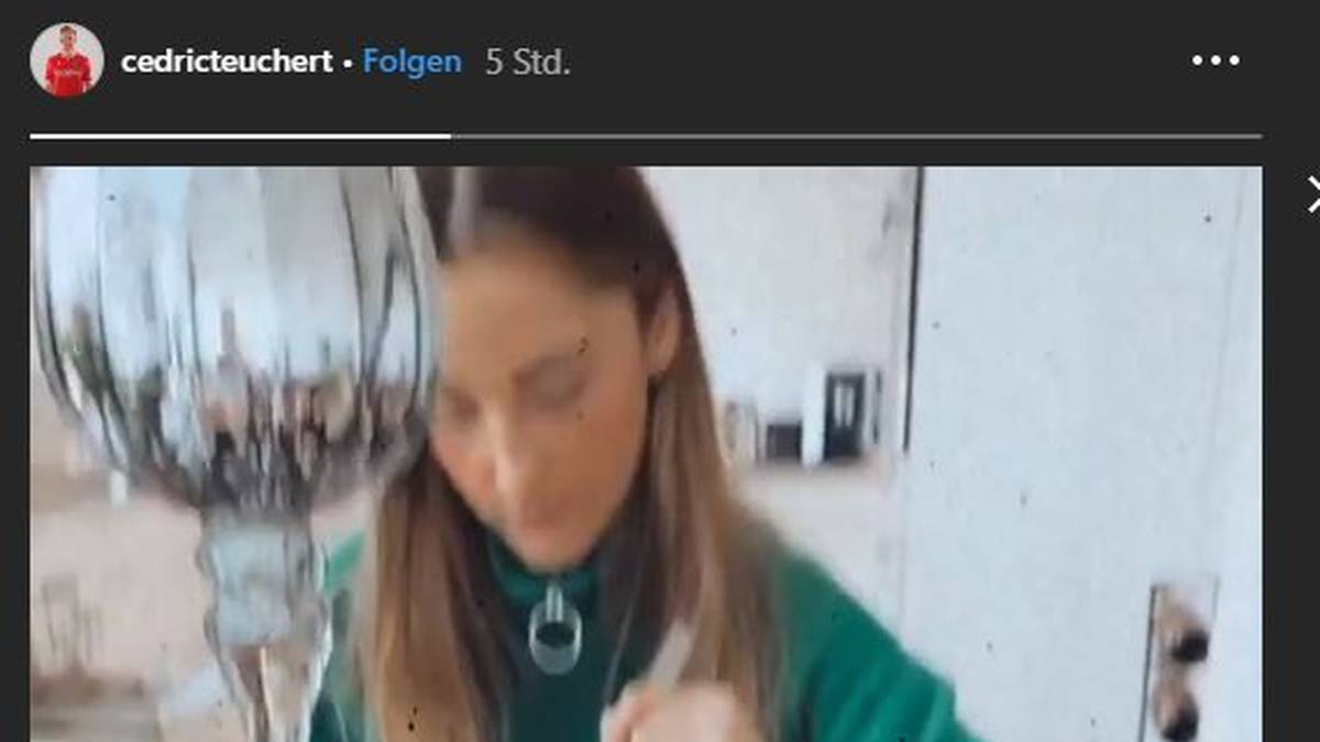 96-Profi Cedric Teuchert genießt während seiner häuslichen Quarantäne eine gesunde Bowl mit Frau Lisa Kristin 