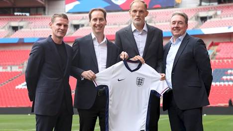 Thomas Tuchel bleibt Trainer der englischen Nationalmannschaft. Der Deutsche verlängerte seinen Vertrag über die WM 2026 hinaus bis zur Heim-EM 2028.