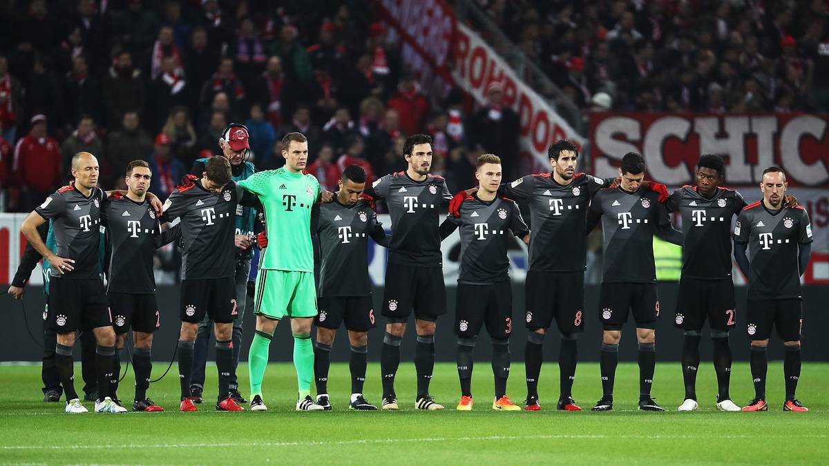 Auch in Deutschland wird Anteil genommen. Beim Spiel des FC Bayern beim FSV Mainz wird vor dem Spiel eine Schweigeminute abgehalten