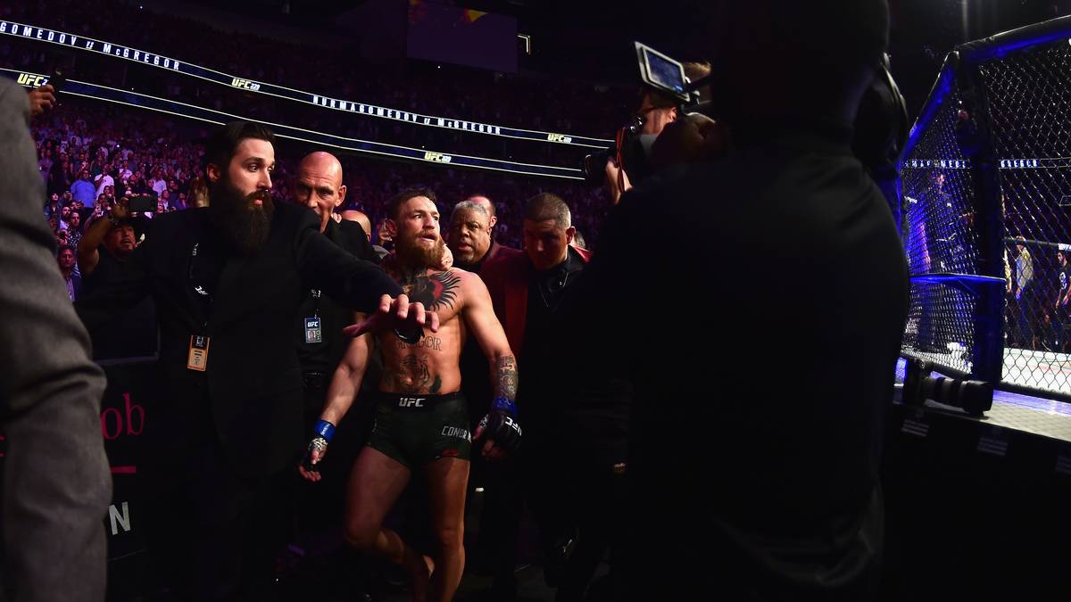 Irgendwann beruhigen sich auch die Gemüter im Handgemenge mit McGregor. Der Superstar wird ebenfalls aus der Arena geführt. Das skandalöse Ende eines denkwürdigen UFC-Fights