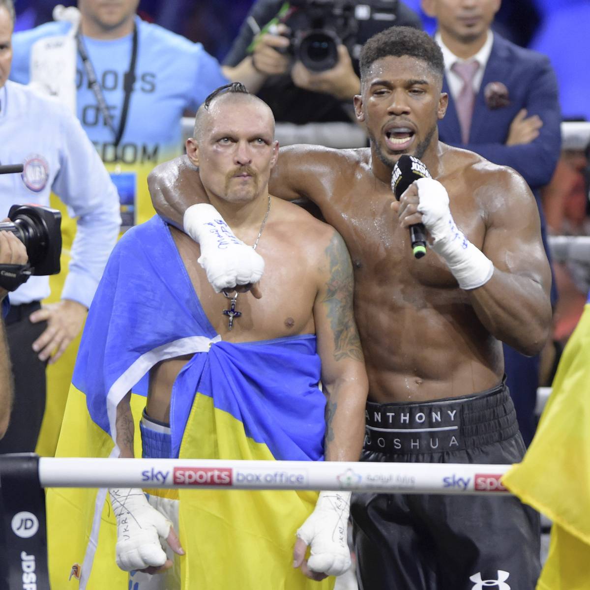 Anthony Joshua legt nach Pleite gegen Usyk völlig bizarren Auftritt hin