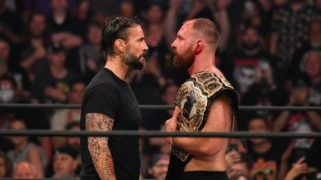 CM Punk (l.) hat brisante Vorwürfe rund um das Match gegen Jon Moxley enthüllt