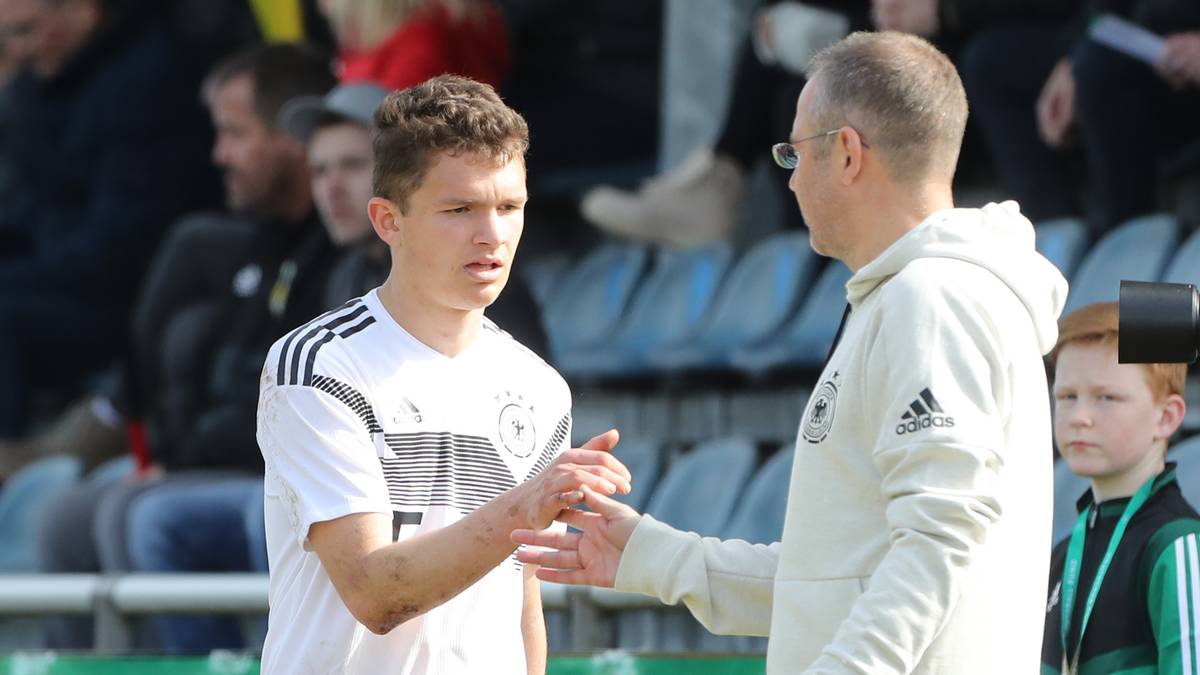 JORDAN MEYER (VFB STUTTGART) - DEFENSIVES MITTELFELD: Beim VfB setzen sie große Hoffnungen in den Sechser. Der Kapitän der Stuttgarter B-Junioren strebt einen Spielstil als "Mischung aus Andres Iniesta und Toni Kroos" an, wie er der "Stuttgarter Zeitung" verriet