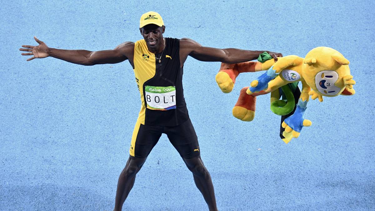 Usain Bolt hat es wieder einmal allen gezeigt. Trotz eines mäßigen Starts gewinnt er zum dritten Mal in Folge das olympische 100-Meter-Rennen. SPORT1 zeigt die besten Bilder des Rennens und Bolts anschließende Feierlichkeiten