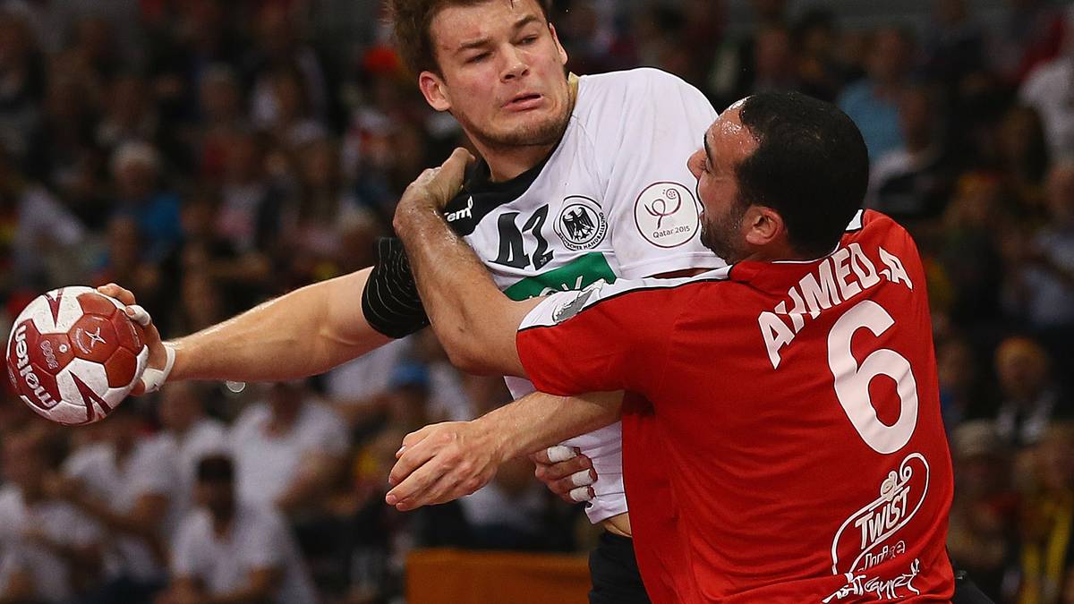 Paul Drux wird von Ahmed Abdelrahman wenig liebevoll umarmt