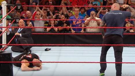 Randy Orton (r.) überraschte Brock Lesnar (l.u.) und dessen Sprachrohr Paul Heyman WWE Monday Night RAW