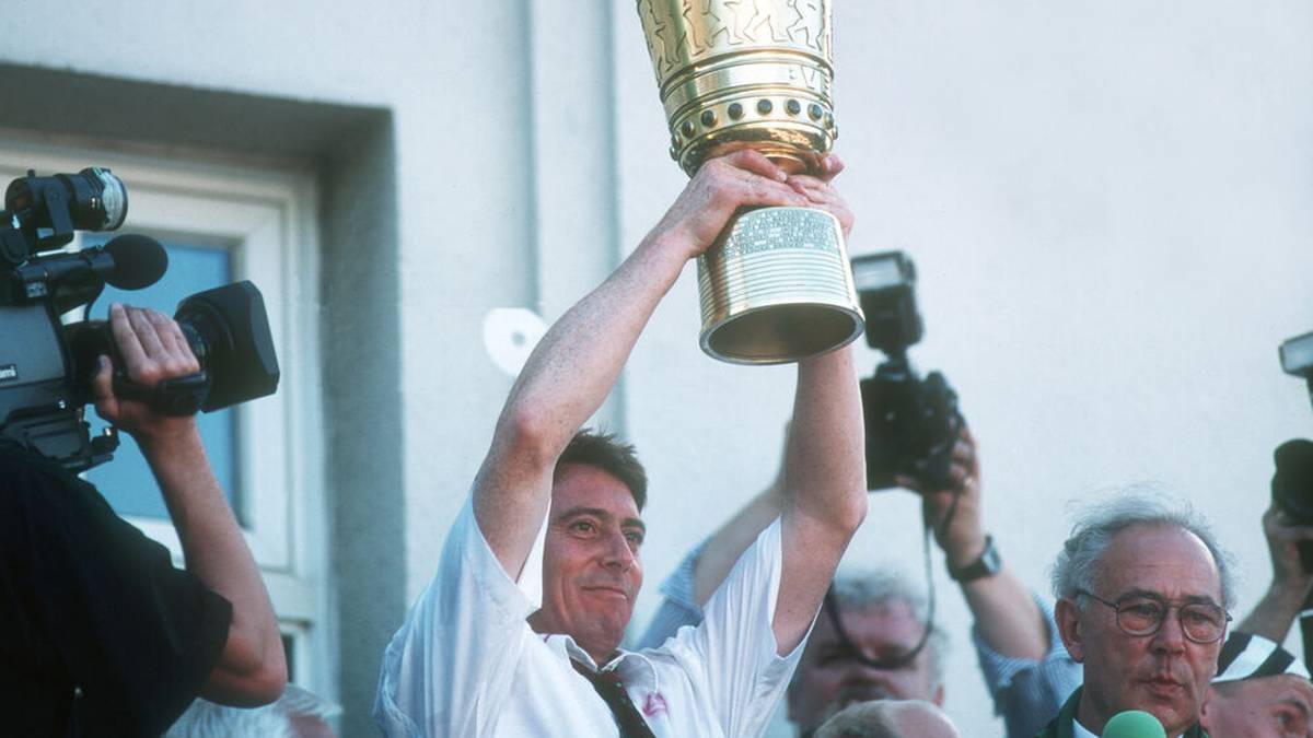 Bernd Krauss feierte 1995 mit den Gladbachern den DFB-Pokalsieg