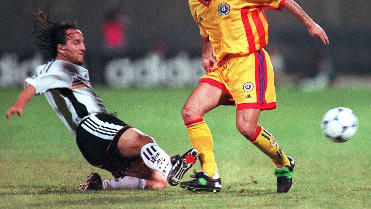 Gegen Rumänien konnte das deutsche Team dann auch nicht überzeugen, ein Elfmetertor von Viorel Moldovan brachte die DFB-Elf ins Hintertreffen