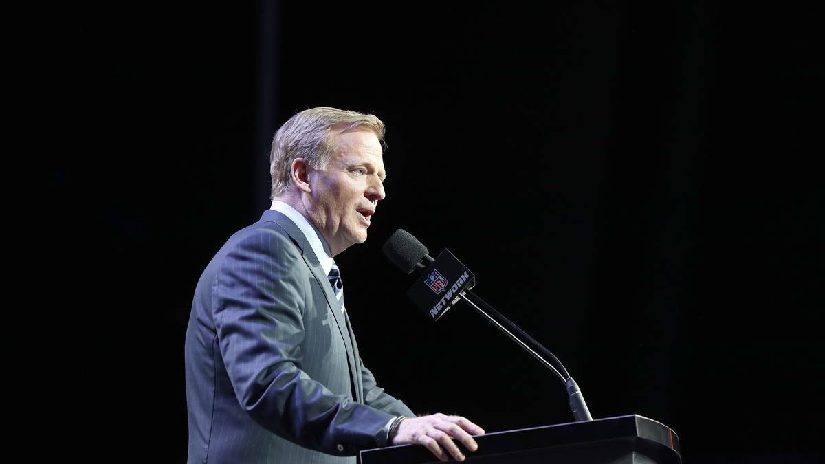 Dann geht's los. Commissioner Roger Goodell eröffnet die Talenteziehung. Die Cleveland Browns schlagen an erster Stelle zu. SPORT1 stellt die ersten zehn Picks vor