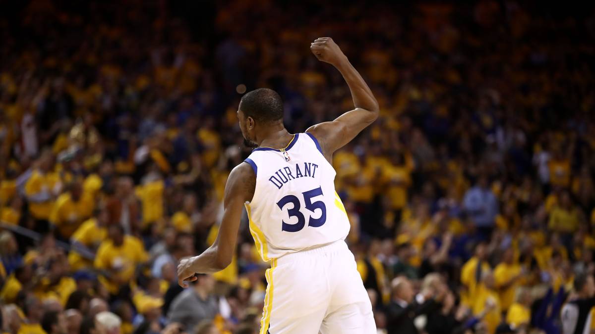 KEVIN DURANT (Warriors): Man darf gespannt ein, wann Durant wieder zurückkommt. Zwar spielten die Warriors zuletzt ohne ihn stark, aber gerade im Matchup gegen Leonard und die Raptors wäre er wichtig, auch um Kawhi defensiv zu beackern und ihm Energie für den Angriff zu nehmen. Deshalb ist KD der X-Faktor der Finals und macht den Punkt, 5:3 Warriors