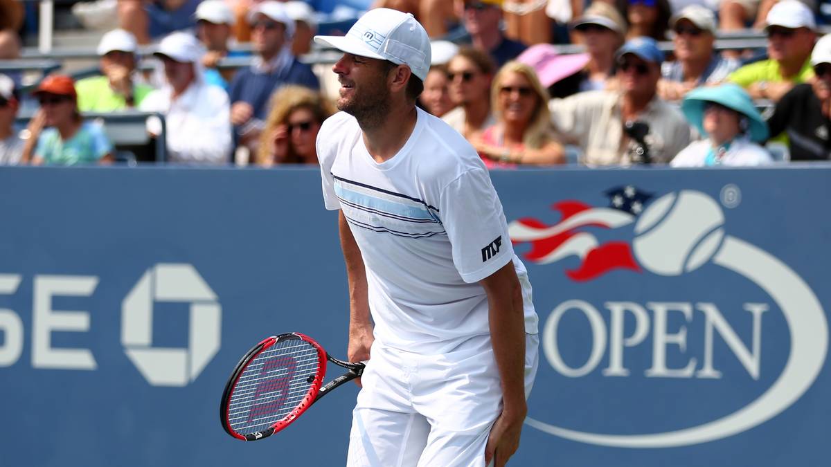 Auch bei der Niederlage gegen Lopez wird der Amerikaner körperlich gebeutelt - am Ende besiegeln nicht zuletzt Krämpfe das Aus