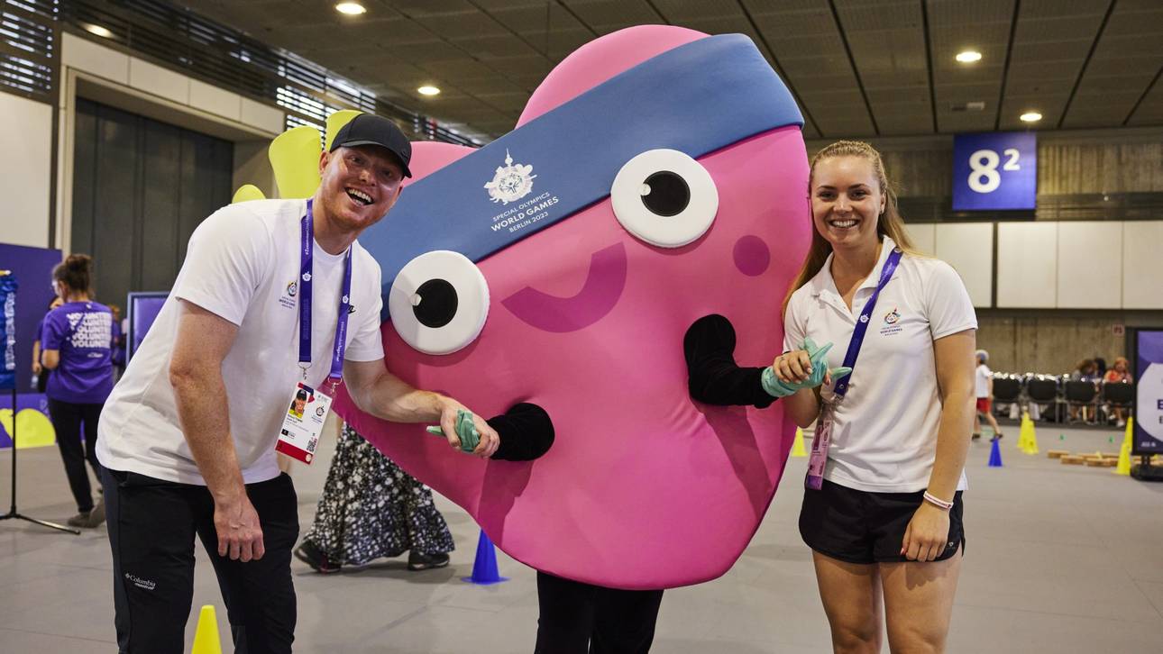 Maskottchen Unity feuert die Athleten an