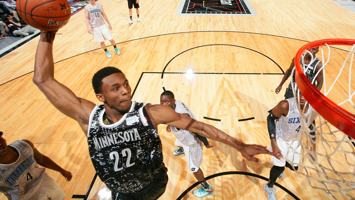 Dunks, Dunks, Dunks - und ganz wenig Defense: Das ist seit Jahren das Motto bei der spektakulären Rising Stars Challenge, in der sich beim All-Star Weekend die besten Jungprofis der NBA Messen. 2015 ist auch Dennis Schröder für Deutschland am Start. SPORT1 hat die besten Bilder des Spiels