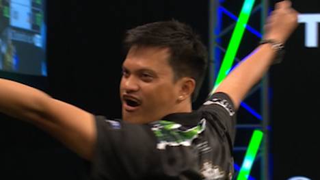 Alexis Toylo checkt gegen Luke Woodhouse eine 167 - davor lässt er seinen Gegner mit einer langen Pause zittern. Das Match entscheidet dennoch Luke Woodhouse mit 5:2 für sich.