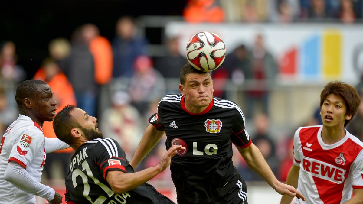 In Köln stellt Leverkusens Kyriakos Papadopoulos seine Kopfballstärke unter Beweis