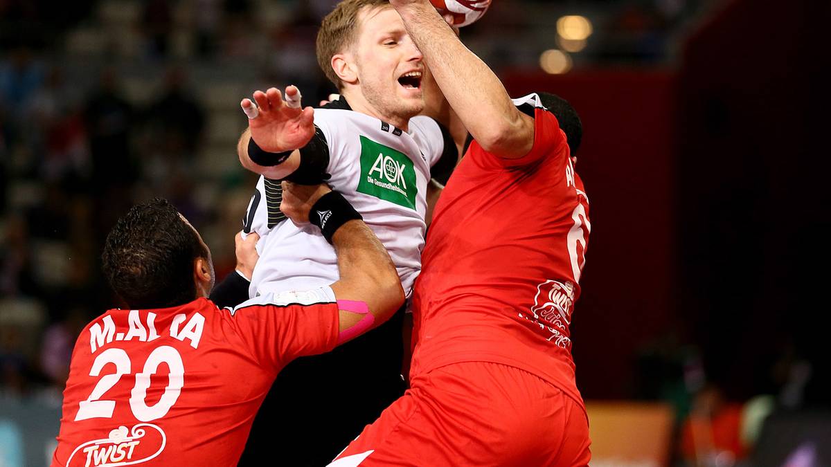 Denn ab der ersten Minute verwandelt sich die Platte in ein Schlachtfeld. Steffen Weinhold & Co. müssen sich immer wieder energischen Angriffen der Ägypter erwehren