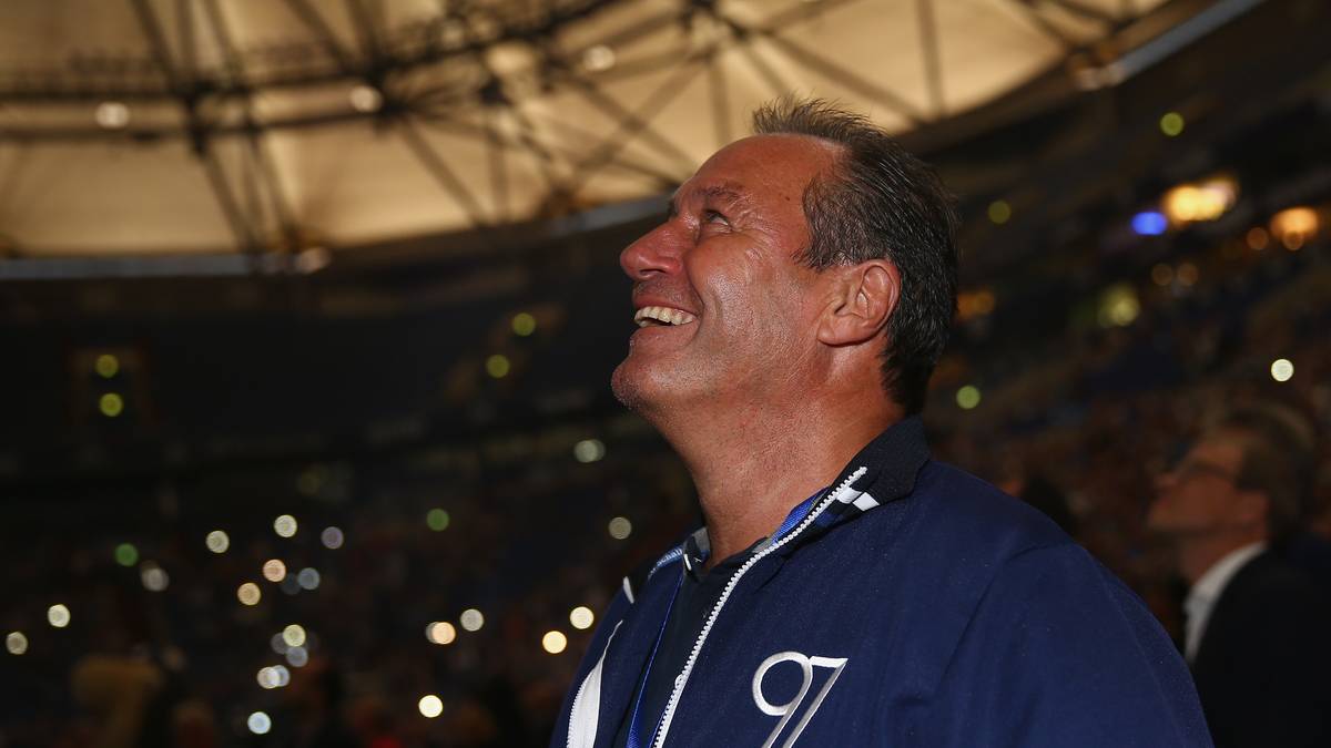 Huub Stevens, der "Knurrer von Kerkrade", kehrt nach 536 Tagen Abstinenz auf die Trainerbank des FC Schalke 04 zurück 