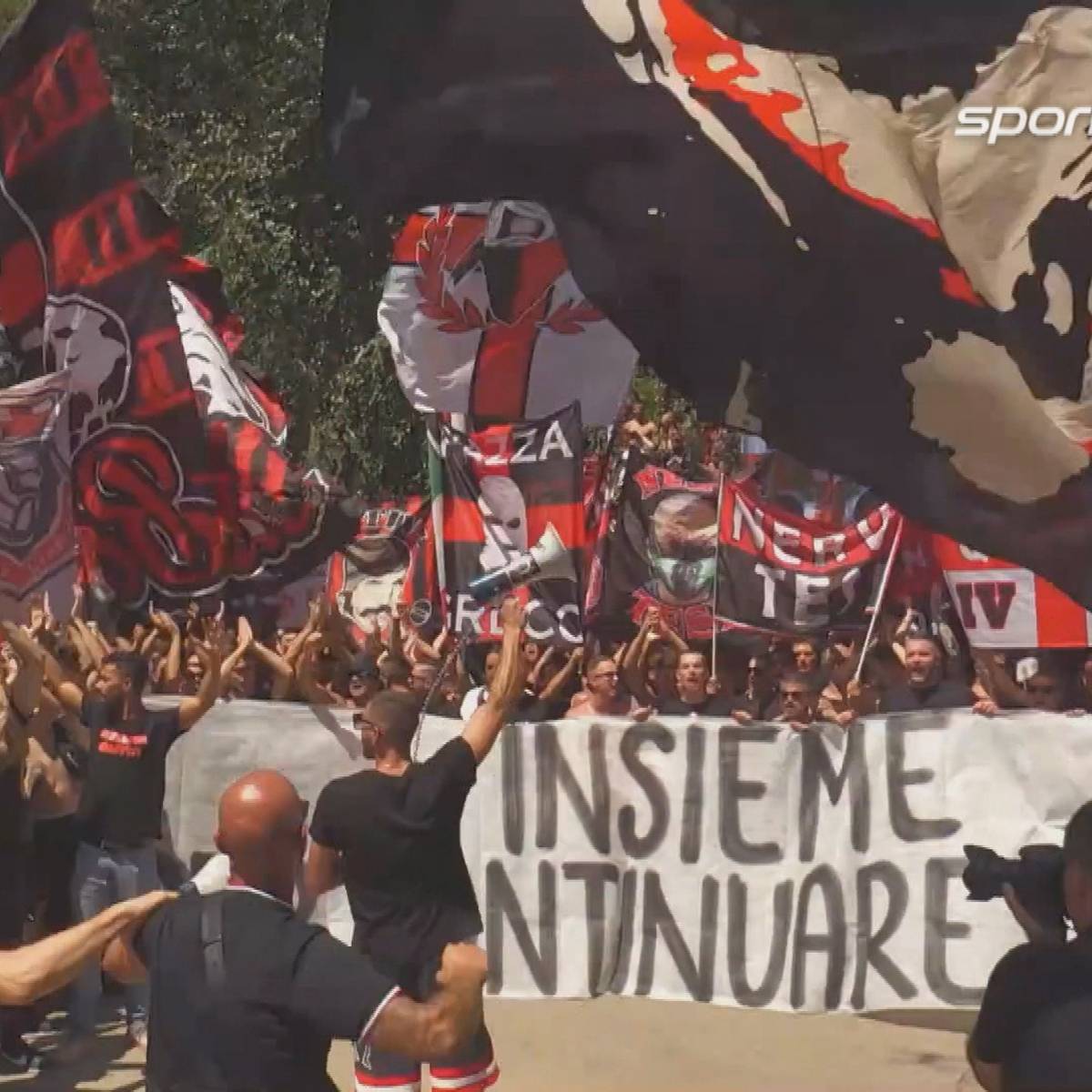 Pyro-Show zum Auftakt: Milan-Fans feiern Meister-Helden