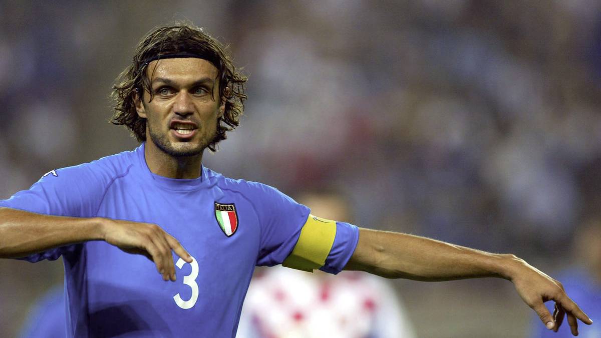 PLATZ 13: PAOLO MALDINI - Wer an den italienischen Fußball denkt, denkt an die italienische Abwehrstärke. Wer an italienische Abwehrstärke denkt, denkt an Paolo Maldini. Fast ein Vierteljahrhundert lang die Defensiv-Autorität des AC Mailand, dem er sein Fußballer-Leben lang treu blieb, fünfmal Champions-League-Sieger, Rekordspieler der Serie A