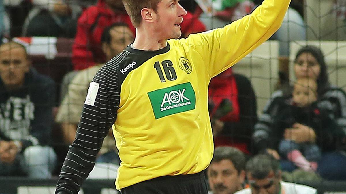 Dennoch setzt sich das DHB-Team zunehmend ab. Nicht zuletzt wegen Carsten Lichtlein. Der Torwart erwischt einen Sahnetag und bringt Ägypten mit seinen Reflexen immer wieder zur Verzweiflung. Zur Pause führt Deutschland auch dank ihm mit 12:8. Am Ende hält Lichtlein furiose 56 Prozent aller Würfe auf seinen Kasten