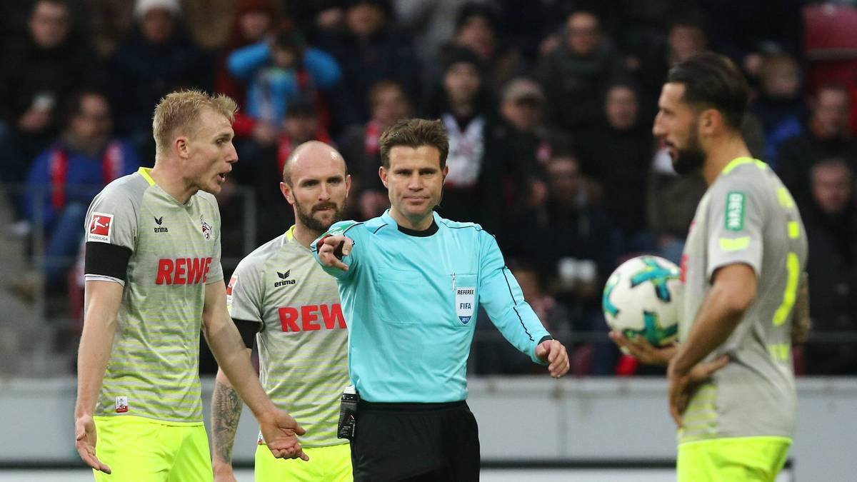 Schiri Brych nimmt beim Tackling von Rausch und Sörensen gegen de Blasis einen Kontakt wahr. Ein Eindruck, den er später nach Betrachtung der Bilder revidieren muss. Auf dem Rasen wird Brych jedoch von Video-Assistent Welz im Stich gelassen