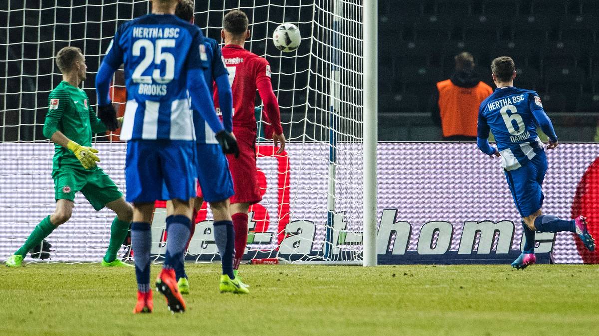 Kurz vor dem Ende versetzt Vladimir Darida den Frankfurtern mit seinem Kopfballtor den endgültigen K.o.