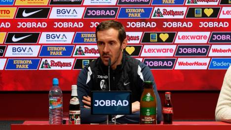 Vor dem Bundesligaspiel gegen Werder Bremen äußert sich SC-Freiburg-Trainer Julian Schuster zur Entlassung von Horst Steffen. Für den Freiburger Chefcoach ist diese Entscheidung nur schwer nachvollziehbar.