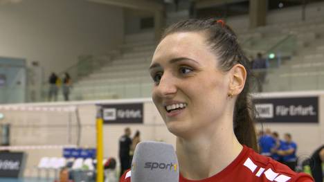 Wichtige Punkte im Kampf um die Playoffs für die Rote Raben Vilsbiburg gegen den direkten Konkurrenten aus Erfurt. Zuspielerin Magdalena Gryka erklärt den Grund für den Sieg. 