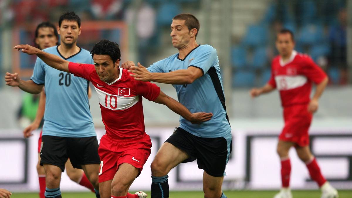 Auch YILDIRAY BASTÜRK hat einen deutschen und türkischen Pass. Kurz vor der Jahrtausendwende entschied sich der in Herne geborene Regisseur, damals in Diensten des VfL Bochum, für die "Ay-Yıldızlılar" (dt.: "Halbmond-Sterne"). Für die Türkei absolvierte Bastürk 49 Länderspiele und erreichte Platz drei bei der WM 2002