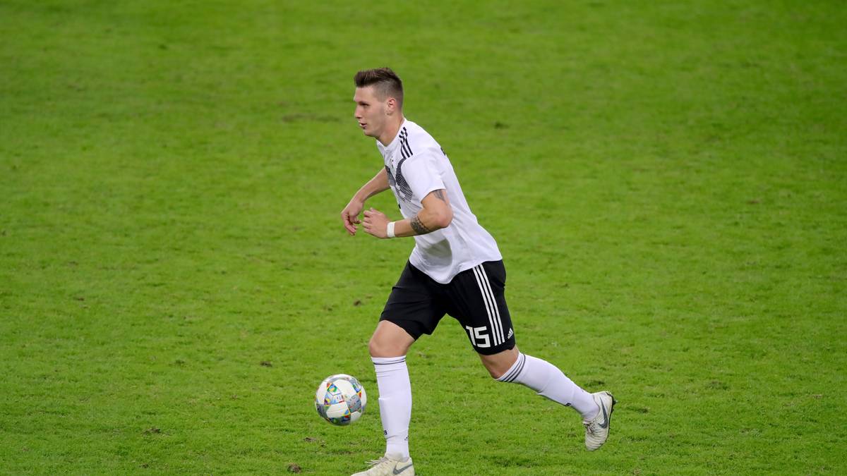 NIKLAS SÜLE: Mats Hummels seit Wochen im Formtief, Jerome Boateng nicht einmal für die Länderspiele gegen Russland und die Niederlande nominiert. Ihr potentieller Nachfolger spielt im selben Verein, ...